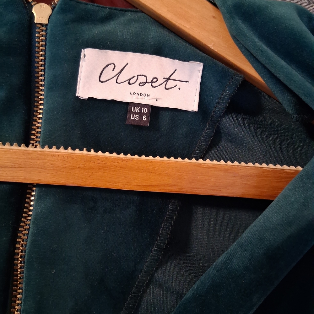 Elegant Green Velvet Dress - Picture 3 of 6